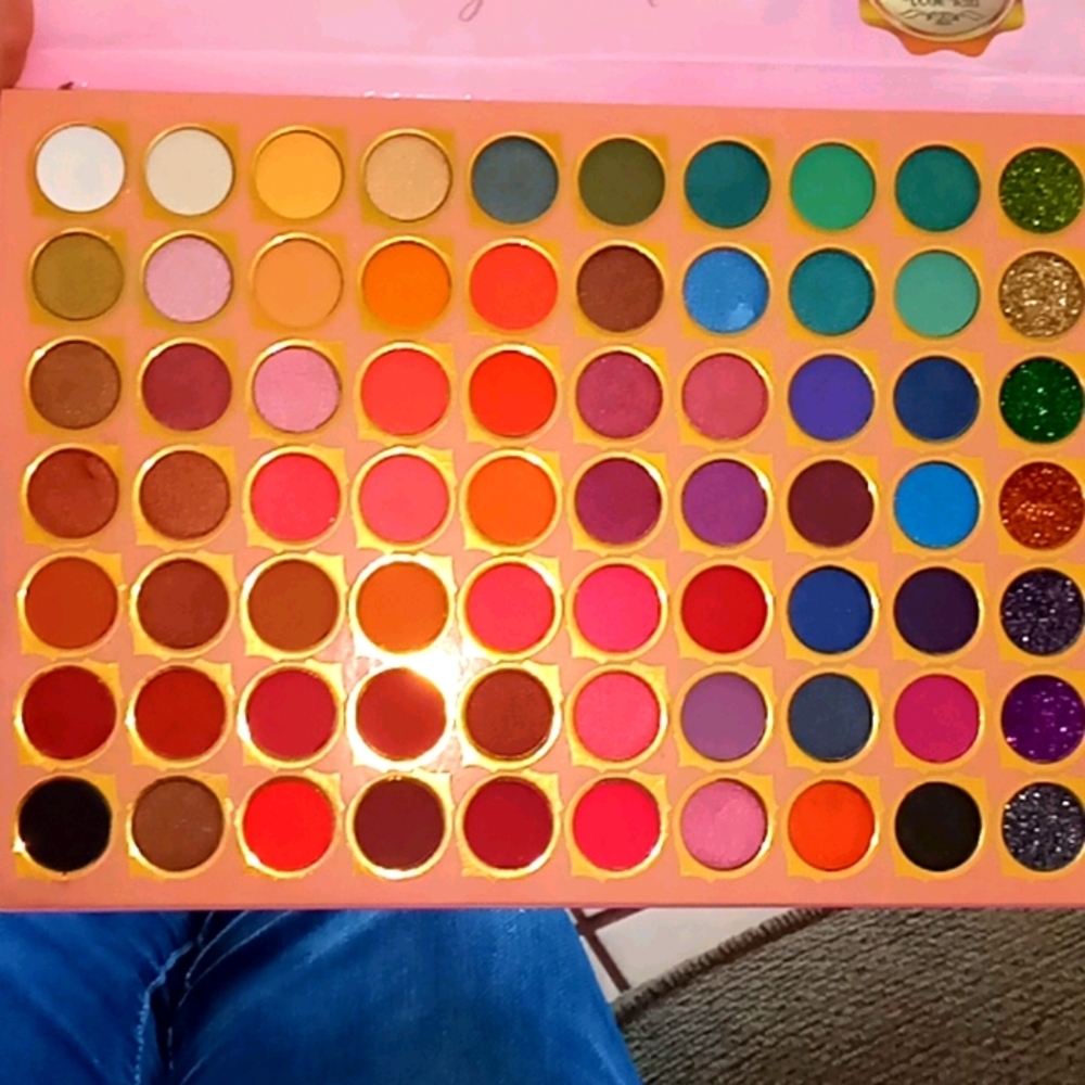 Damp beauty eyeshadow palette